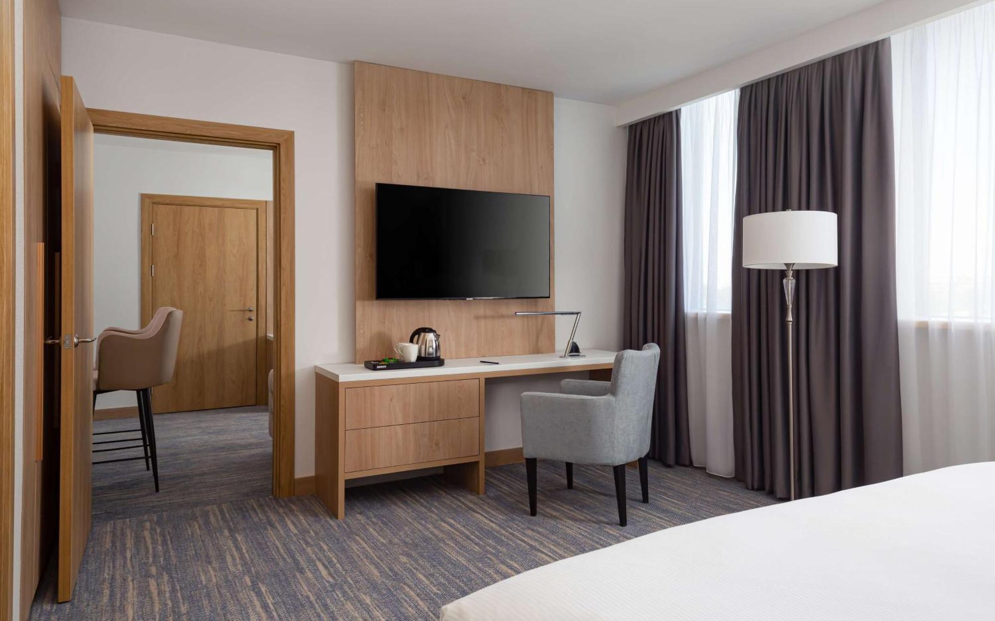 ホテル Doubletree By Hilton シムケント エクステリア 写真