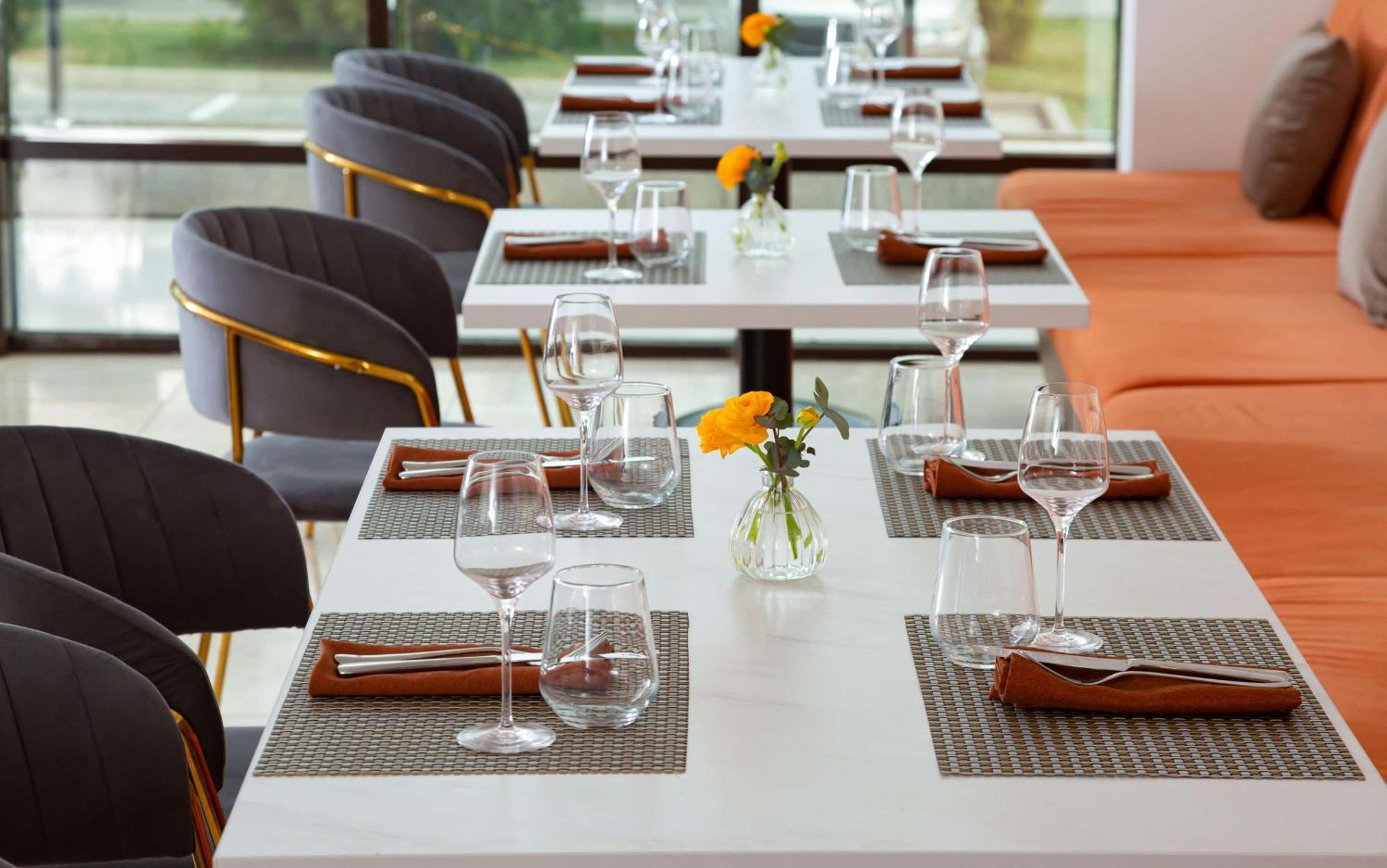 ホテル Doubletree By Hilton シムケント エクステリア 写真