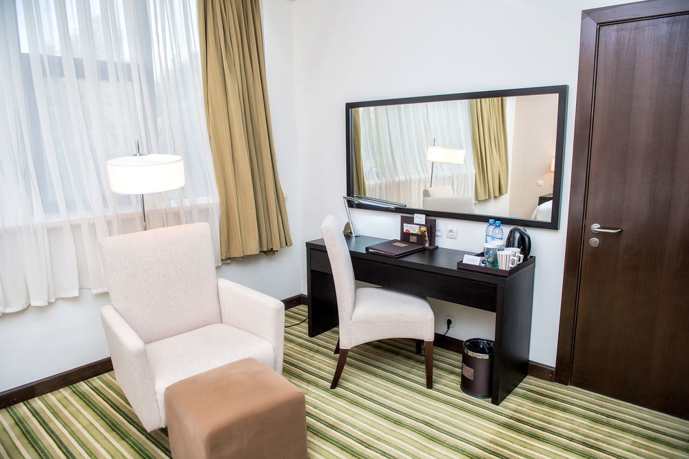 ホテル Doubletree By Hilton シムケント エクステリア 写真